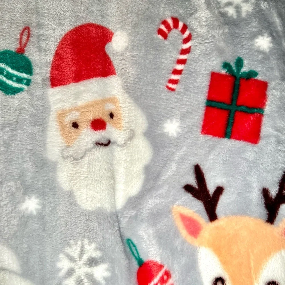 Mrs. Claus Santa & Reindeer Decorative Christmas Throw Blanket Gifts Smowflakes